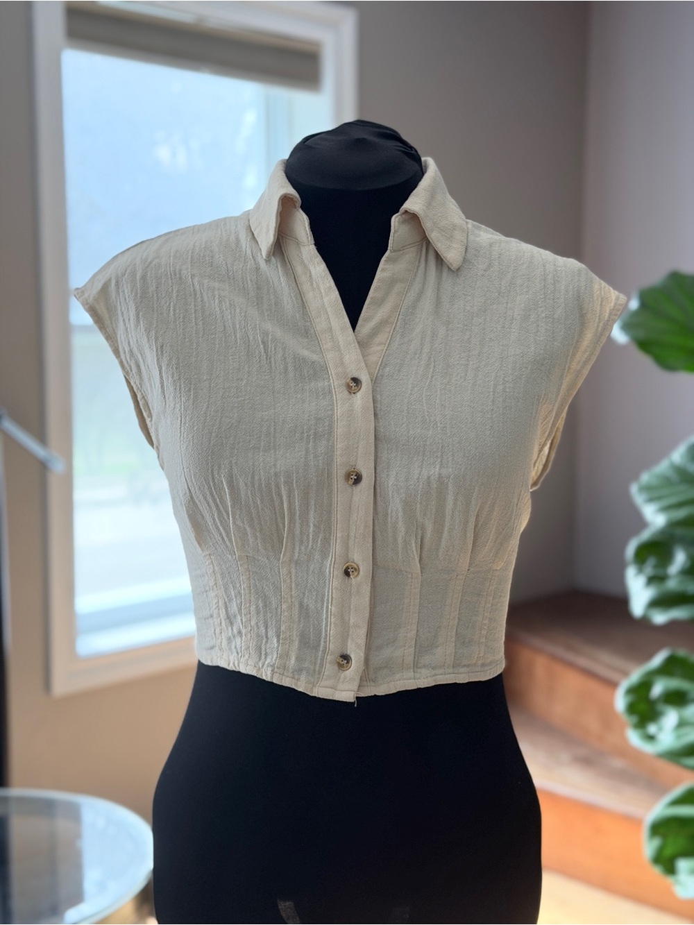 SHEIN Cream Cropped Button-Front Cap Sleeve Top